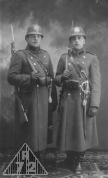 Četníci v zimní pochůzkové výstroji z let 1929-1930.