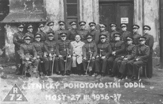 Skupina četníků s vyučujícími. 1930-1937
