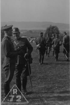 Momentka z četnického výcviku. Vlevo stojící št. kap. četn. Mann (Protektorát Čechy a Morava)
