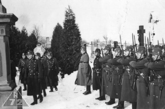 Poslední pocta padlému četníku. Velící důstojník se smuteční páskou na levém rukávu je npor. četn. Gajdošík. Zima 1941.