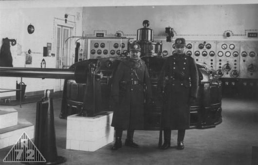 Elektrárna Strž Kroměříž - vrchní stražmistr - Ladislav Hanačík, strážmistr - Škraňka (psovod). Vlevo stojící četník je dovybaven kožešinovým límcem.