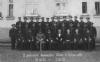 Skupina Státní stráže bezpečnosti (1930-1938) spolu s úředníky a úředníky politické správy (čepice s ozdobou kolem znaku).