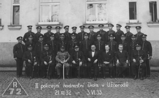 Skupina Státní stráže bezpečnosti (1930-1938) spolu s úředníky a úředníky politické správy (čepice s ozdobou kolem znaku).