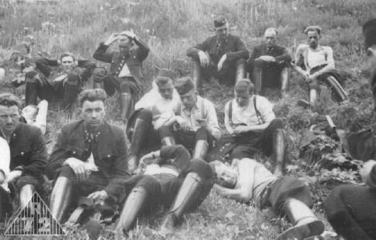 Skupina policistů při odopčinku na výcviku SOS v roce 1937.