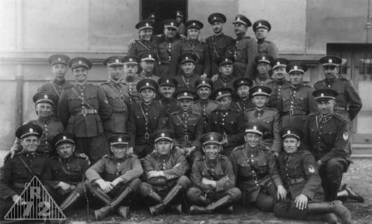 Skupina četníků a financů v kurzu SOS Dobřišná Lipt. Sv. Mikuláš. Instruktor velitelů SOS - duben 1938 shora - druhá řada, druhý zleva - Št. str. Kolomazník Vojtěch